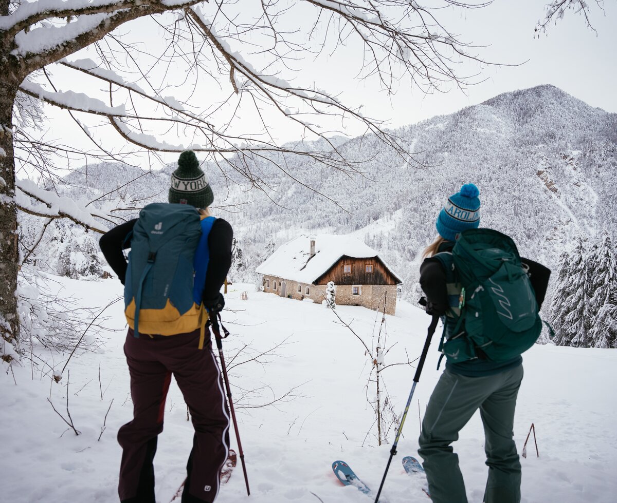 Skitour zur Obiralmhütte | © Urlaub am Bauernhof / Daniel Gollner Skitour durch den frischen Schnee zur Hütte | © Urlaub am Bauernhof / Daniel Gollner