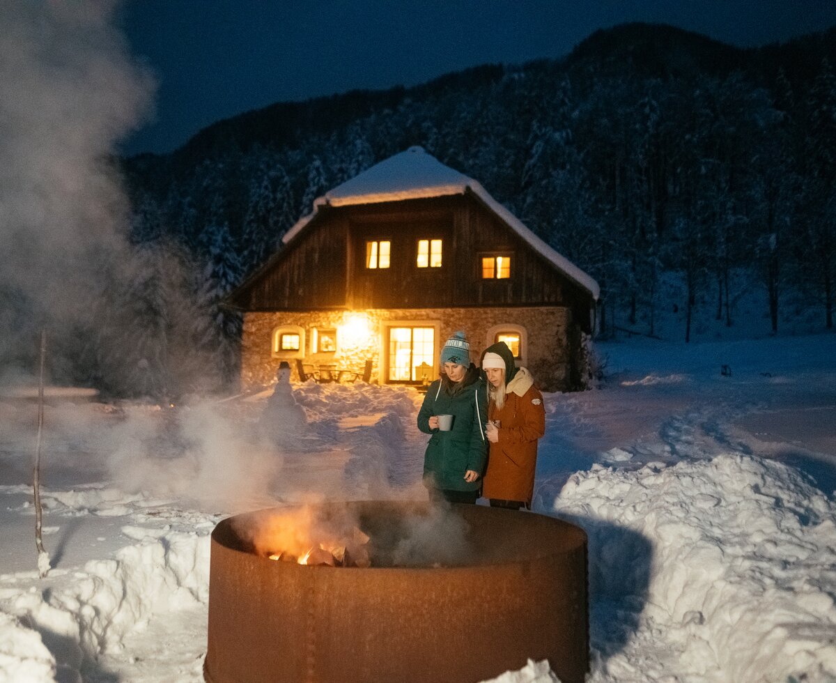 Feuerschale vor der Obiralmhütte | © Urlaub am Bauernhof / Daniel Gollner Mädels wärmen sich bei der Feuerschale auf | © Urlaub am Bauernhof / Daniel Gollner