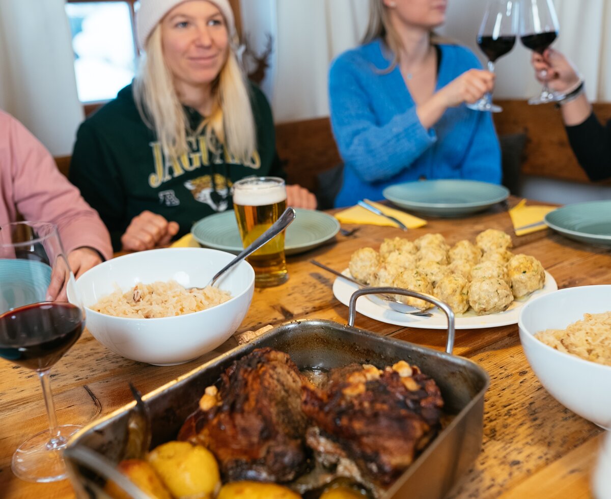 Hüttenkulinarik | © Daniel Gollner / Urlaub am Bauernhof Kärnten Schweinsbraten am Tisch | © Daniel Gollner / Urlaub am Bauernhof Kärnten