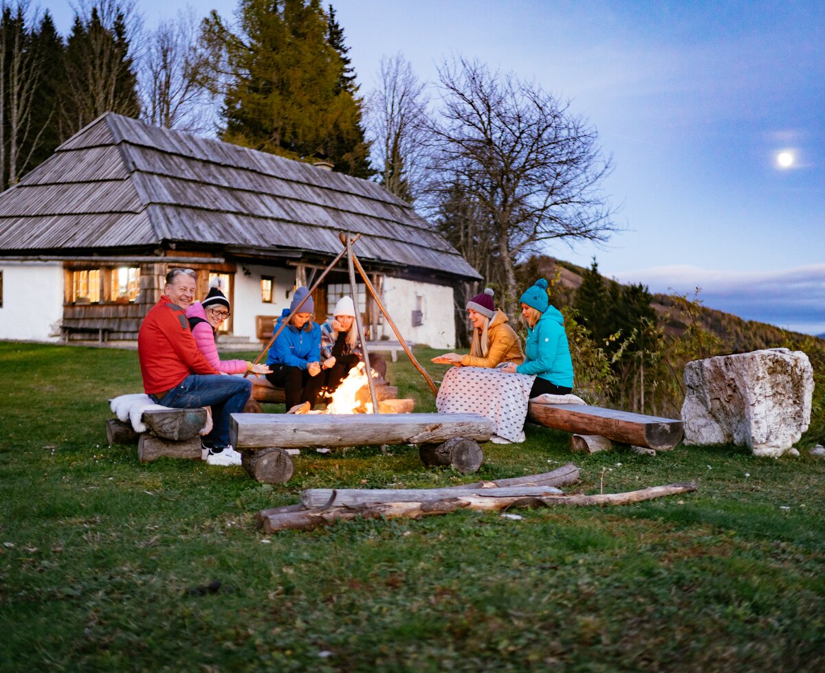 Freunde am Lagerfeuer | © Urlaub am Bauernhof Kärnten/ Daniel Gollner Freunde sitzen am Lagerfeuer vor der Hütte | © Urlaub am Bauernhof Kärnten/ Daniel Gollner
