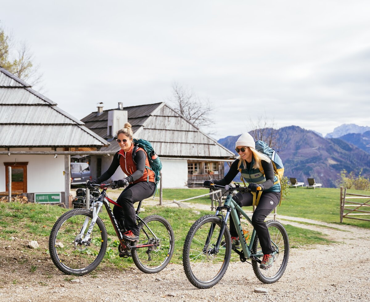 Freundinnen machen eine Radtour | © Urlaub am Bauernhof Kärnten/ Daniel Gollner Freundinnen machen eine Radtour von der Hütte weg | © Urlaub am Bauernhof Kärnten/ Daniel Gollner