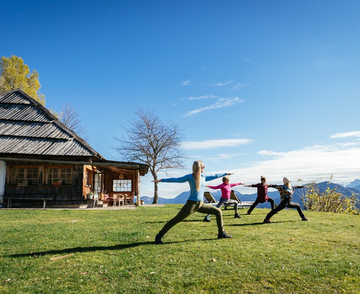 Yoga auf der Alm | © Urlaub am Bauernhof Kärnten/ Daniel Gollner Freundinnen machen Yoga auf der Alm | © Urlaub am Bauernhof Kärnten/ Daniel Gollner