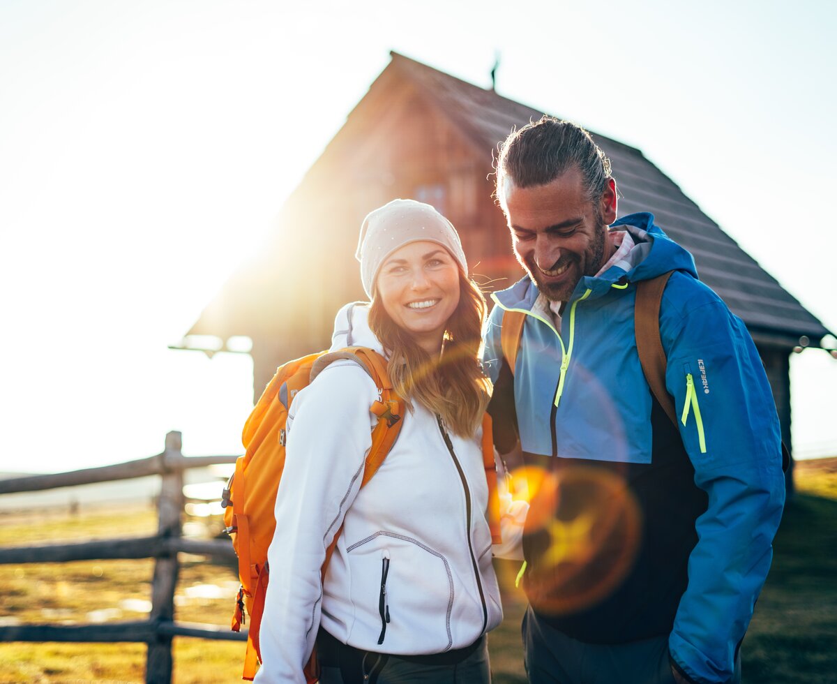 Wanderer vor der Almhütte in Kärnten | © Urlaub am Bauernhof Kärnten/ Daniel Gollner Paar startet zu einer Wanderung auf der Alm in Kärnten | © Urlaub am Bauernhof Kärnten/ Daniel Gollner