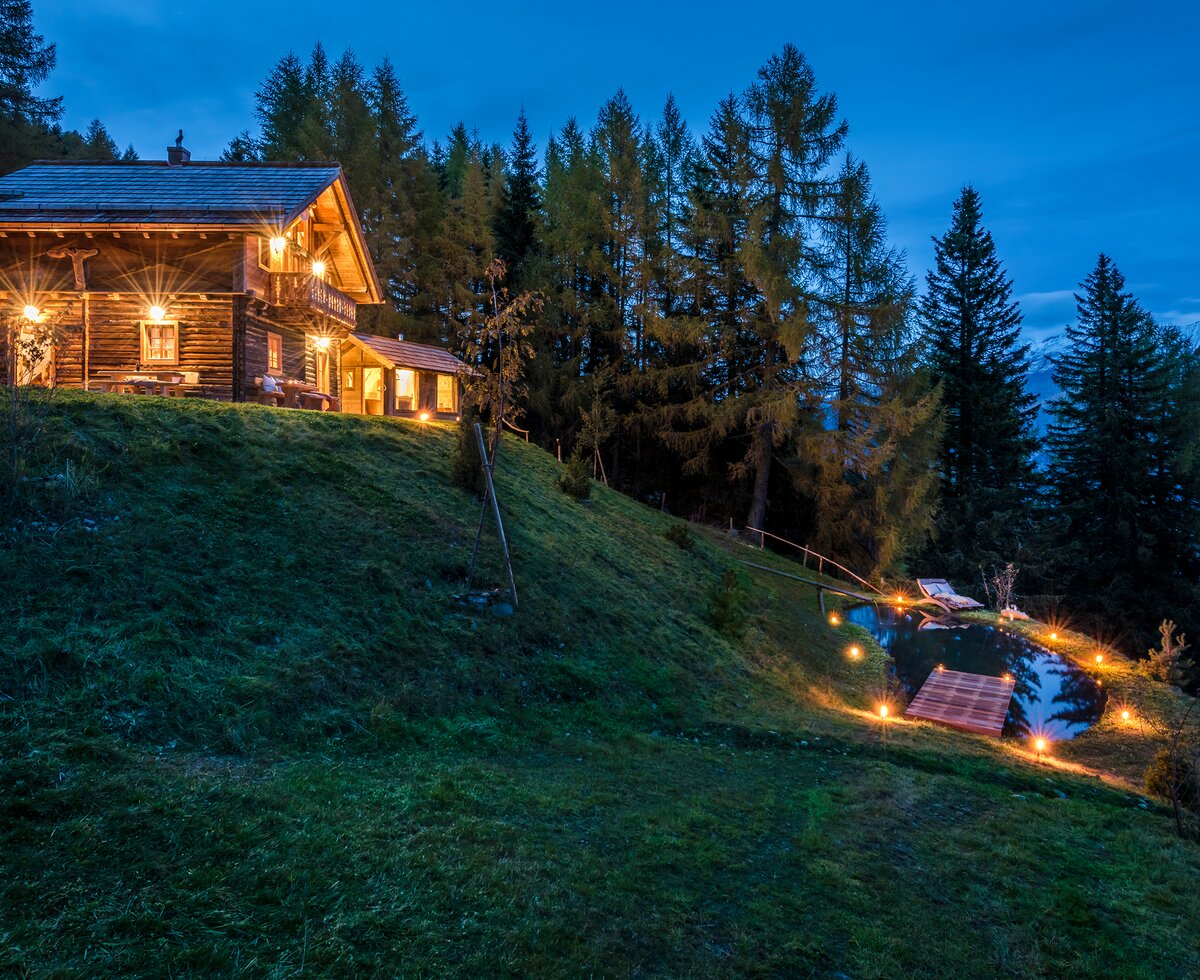 Premiumhütte Aussenaufnahme | © Günter Standl Blick auf Premiumhütte und Teich im Abendlicht | © Günter Standl