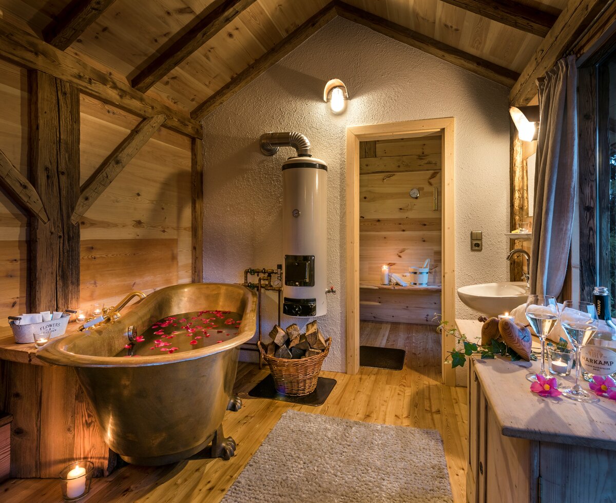 Luxusbadewanne auf der Alm | © Günter Standl Premiumhütte Spabereich mit Badewanne und Sauna | © Günter Standl