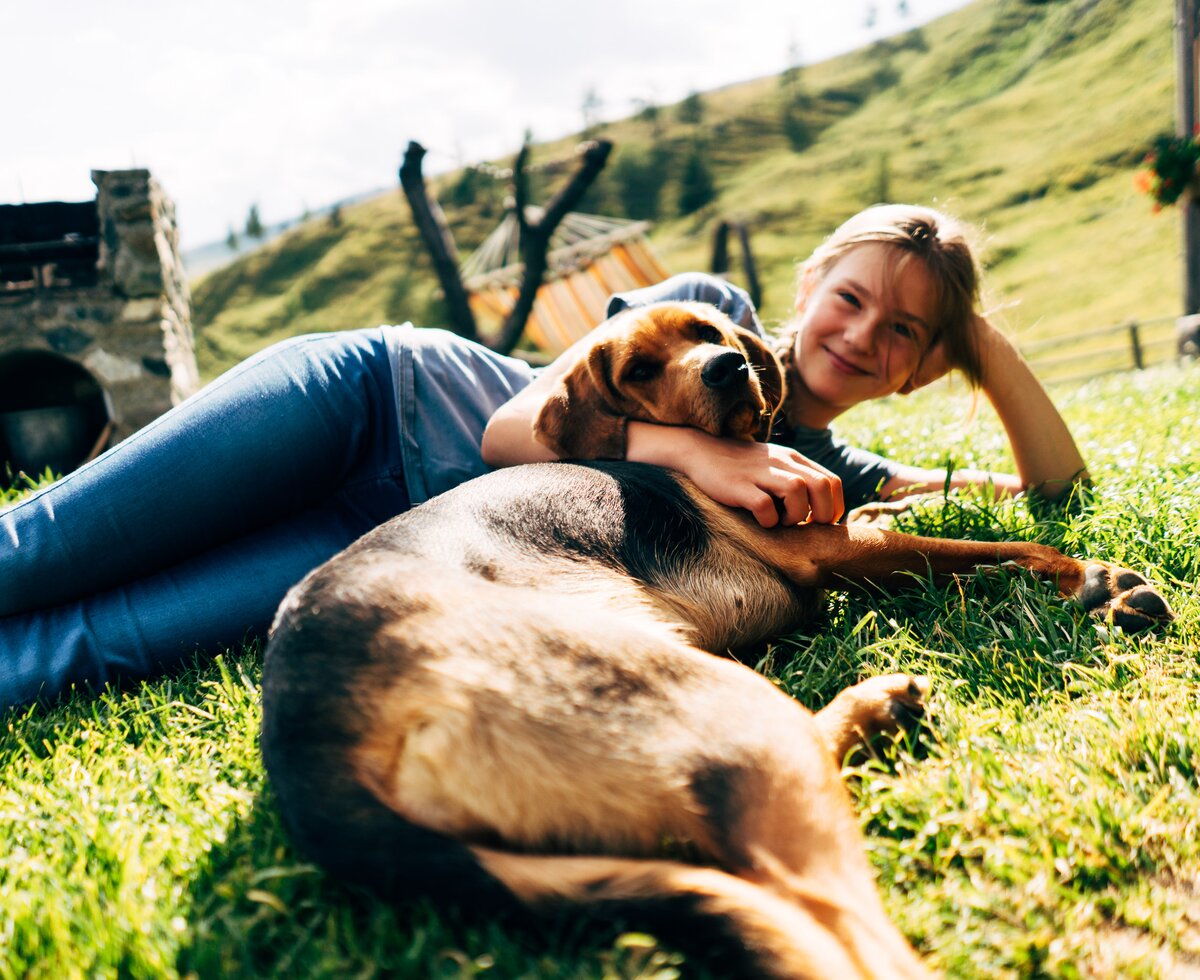 Mädchen und Hund in der Wiese | © Urlaub am Bauernhof Kärnten / Daniel Gollner Mädchen und Hund in der Wiese | © Urlaub am Bauernhof Kärnten / Daniel Gollner