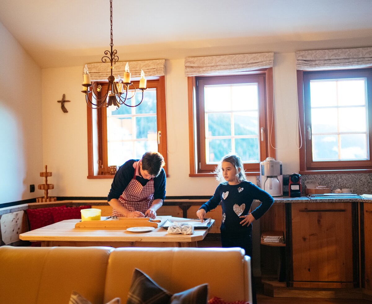 Gemeinsames Kekse gebacken | © Urlaub am Bauernhof Kärnten / Daniel Gollner Frau und Mädchen backen gemeinsam Kekse in der Almküche auf der Sandrisser Hütte | © Urlaub am Bauernhof Kärnten / Daniel Gollner