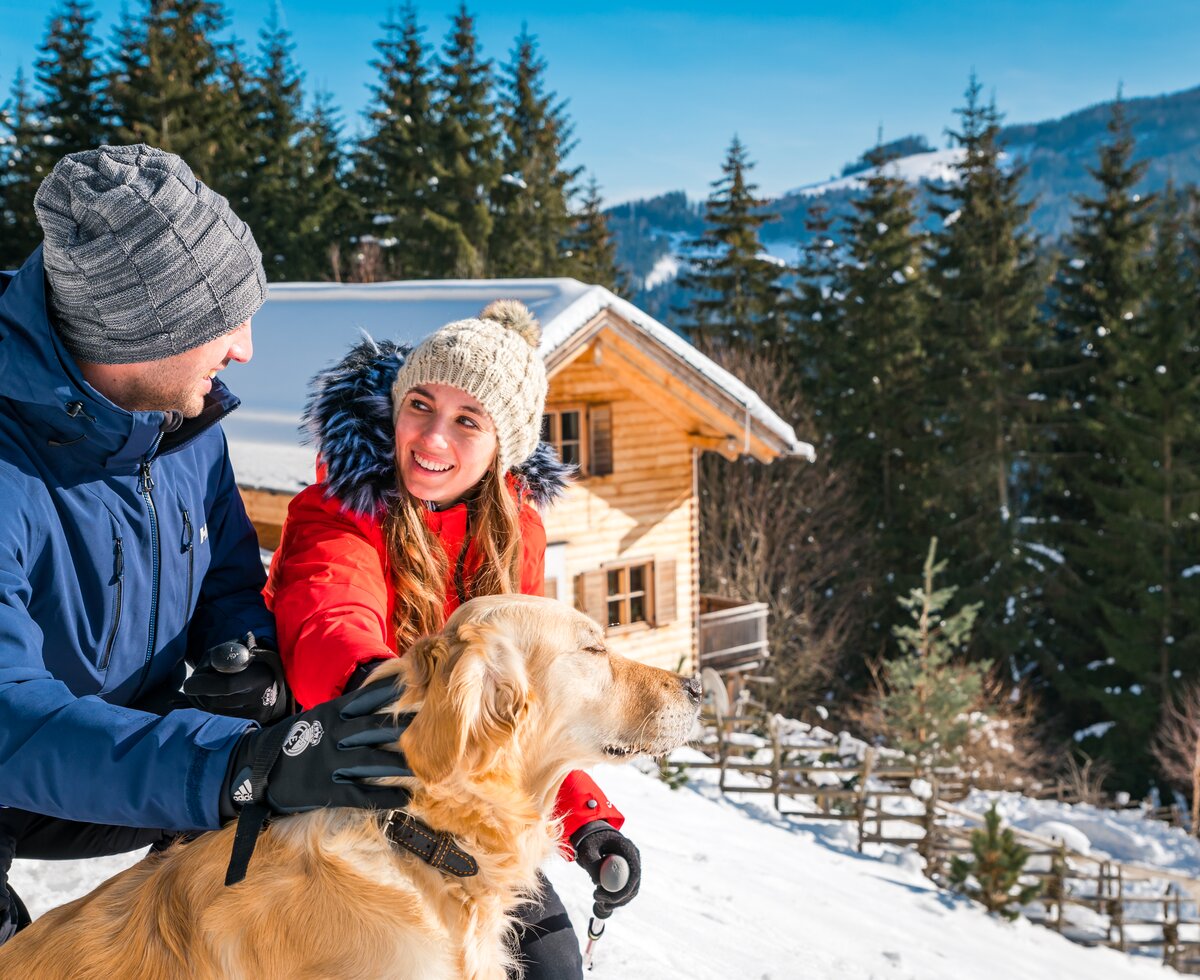 Paar mit dem Hund | © Michael Stabentheiner Paar mit den Hund vor der Hütte | © Michael Stabentheiner
