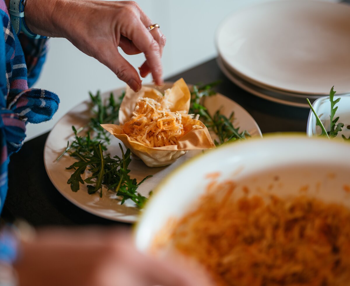 Karottensalat | © Urlaub am Bauernhof / Daniel Gollner Urlauberin richtet den Karottensalat an | © Urlaub am Bauernhof / Daniel Gollner