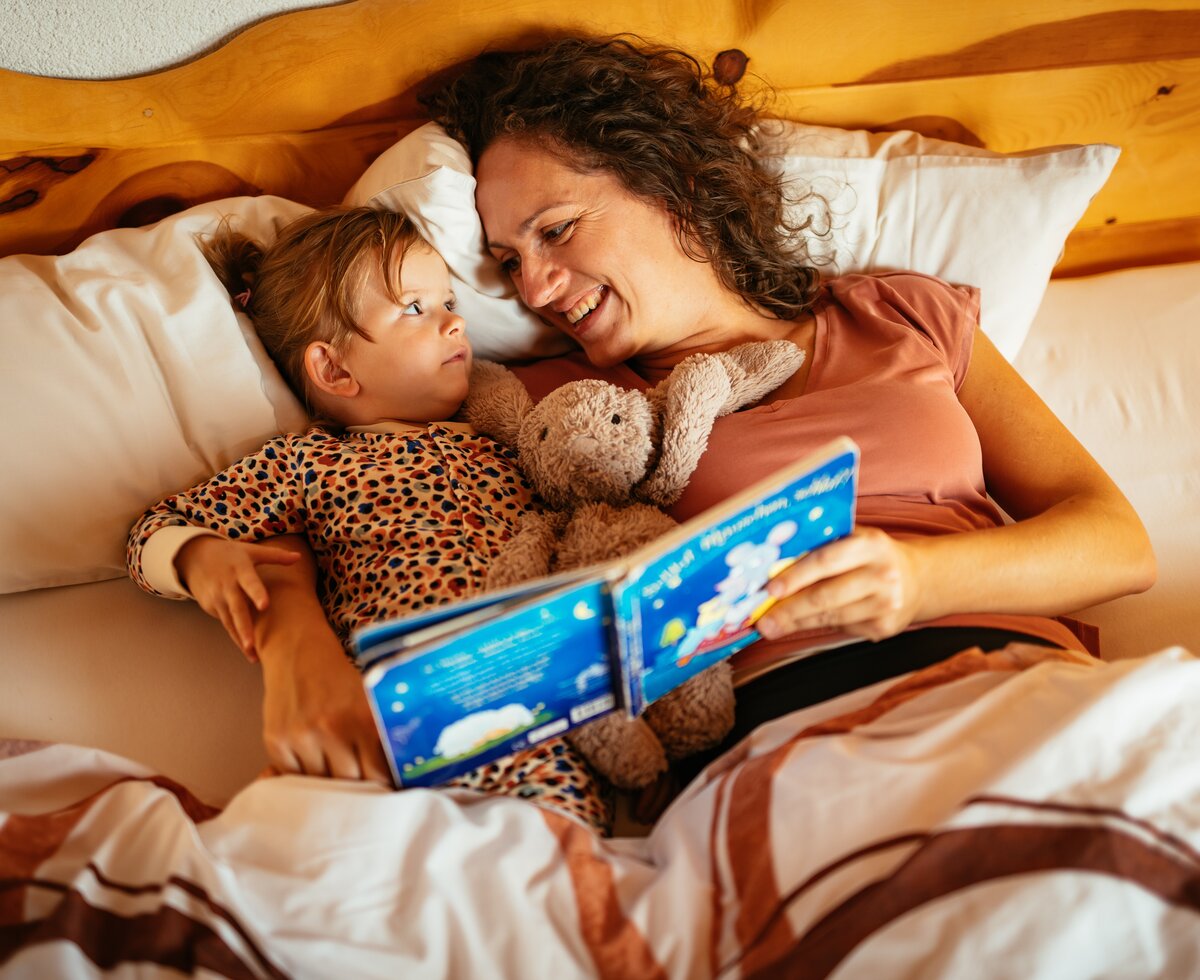 Mutter und Tochter lesen gemeinsam im Bett | © Urlaub am Bauernhof / Daniel Gollner Frau und kind liegen im Bett und lesen gemeinsam ein Buch | © Urlaub am Bauernhof / Daniel Gollner