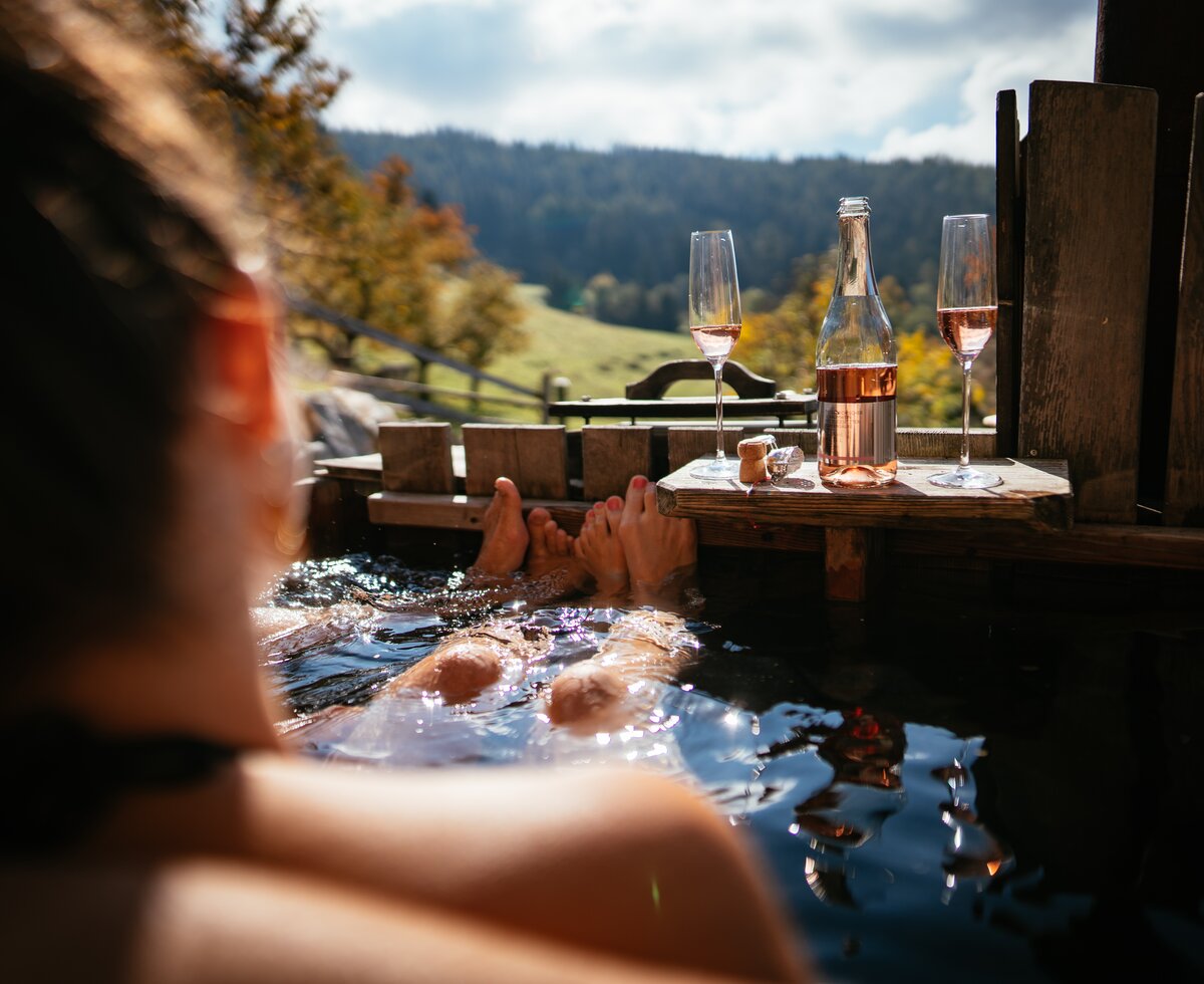 Entspannen beim Bauernhof-Wellness | © Urlaub am Bauernhof / Daniel Gollner Paar liegt im Hot-Pot auf Bauernhof im Herbst in Kärnten | © Urlaub am Bauernhof / Daniel Gollner