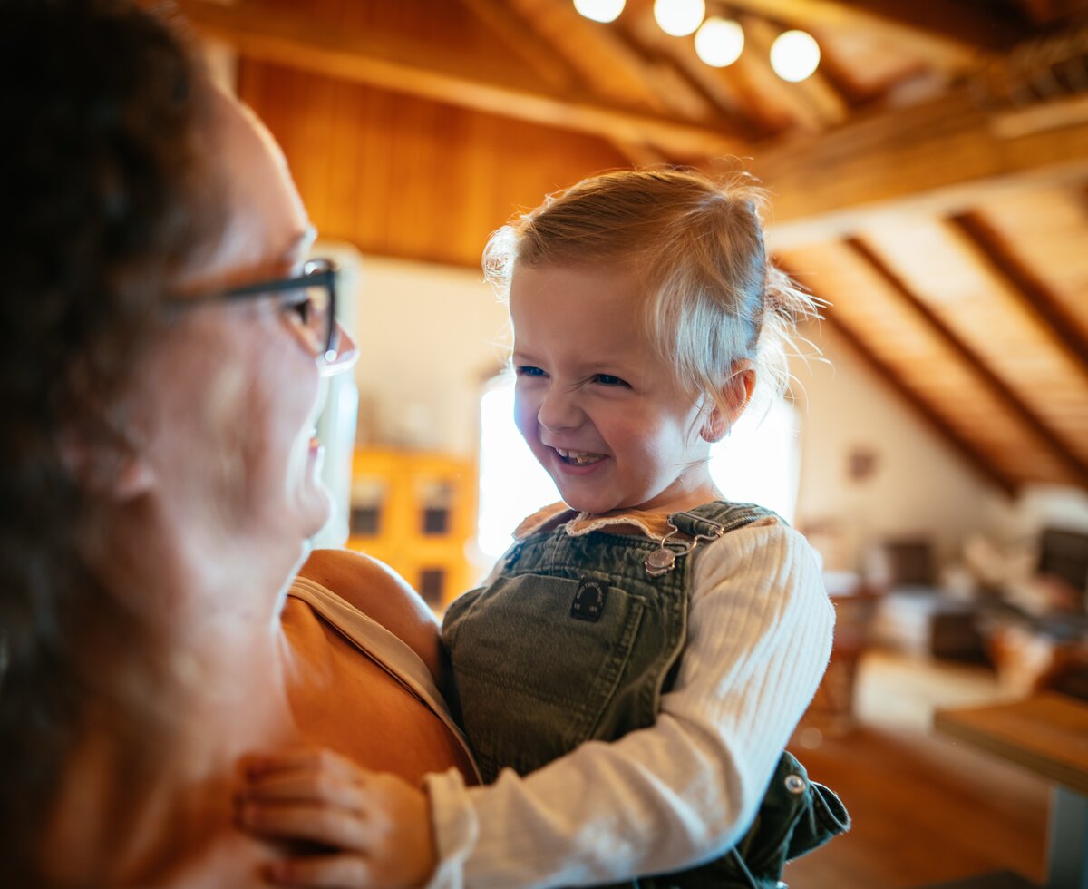Kind lacht am Bauernhof in Kärnten | © Urlaub am Bauernhof Kärnten / Daniel Gollner