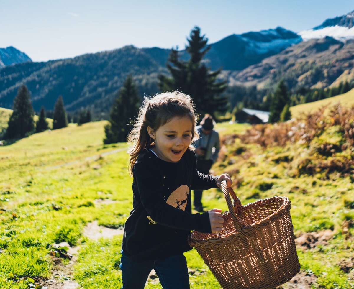 Kind sammelt Schammerln | © Urlaub am Bauernhof Salzburg / Daniel Gollner Kind mit Korb zum Schwammerl sammeln unterwegs | © Urlaub am Bauernhof Salzburg / Daniel Gollner
