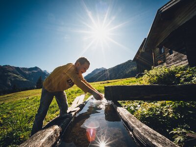 Hände waschen im Brunnen | © Urlaub am Bauernhof Salzburg / Daniel Gollner Bub wäscht sich im Brunnen die Hände | © Urlaub am Bauernhof Salzburg / Daniel Gollner