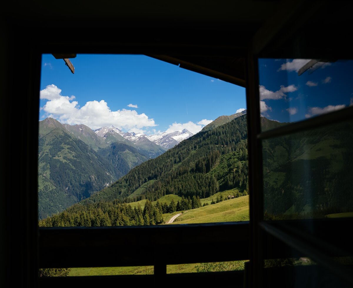 Atemberaubende Berglandschaft mit bewaldeten Hängen, Grünen Wiesen und klarem Himmel. Ein friedlicher Ort zum Verweilen und Genießen der Natur. | © Urlaub am Bauernhof / Daniel Gollner