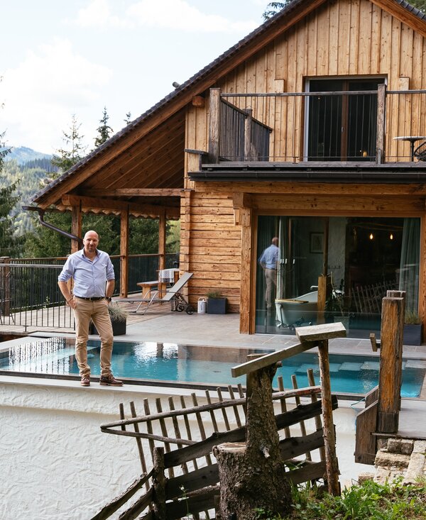 Norbert Humer vor seiner Hütte BienenAlm | © Urlaub am Bauernhof Steiermark / Daniel Gollner