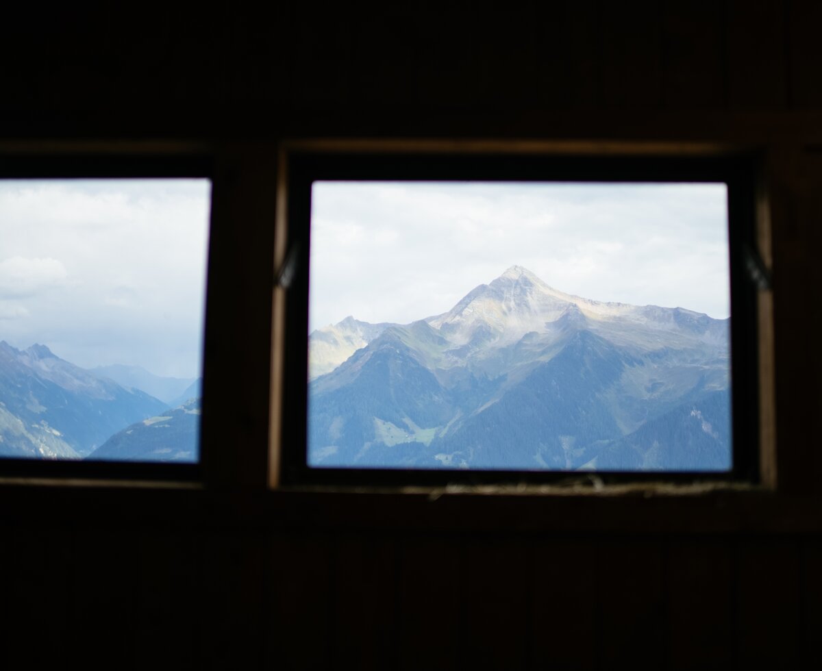 Aussicht Grubenbauerhütte | © Urlaub am Bauernhof Tirol / Daniel Gollner Aussicht auf Berge durchs Fenster | © Urlaub am Bauernhof Tirol / Daniel Gollner