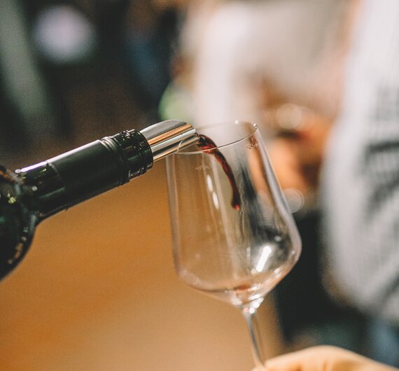 Rotwein wird in ein Glas eingeschenkt | © Urlaub am Bauernhof Burgenland / Julia Reiterics 