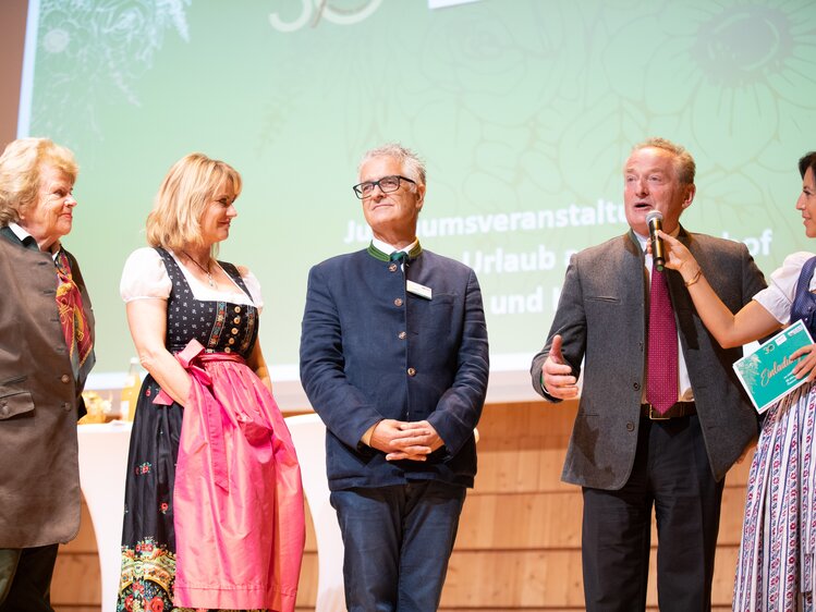 Gertraud Pichler, ehemalige Wegbegleiterin im Landwirtschaftsministerium, GF Edith Sabath-Kerschbaumer, GF Hans Embacher und Altobmann Alois Gaderer   | © Nicolas Zangerle