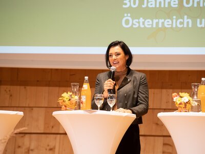 Bundesministerin für Landwirtschaft, Regionen und Tourismus, Elisabeth Köstinger hält eine Festrede bei der Jubiläumsfeier. | © Nicolas Zangerle Bundesministerin für Landwirtschaft, Regionen und Tourismus, Elisabeth Köstinger, hält eine Festrede bei der Jubiläumsfeier. | © Nicolas Zangerle