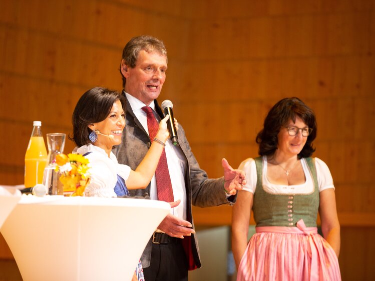 Obmann Johann Hörtnagl und Obfrau Karin Schabus mit Moderatorin Ute Pichler | © Nicolas Zangerle