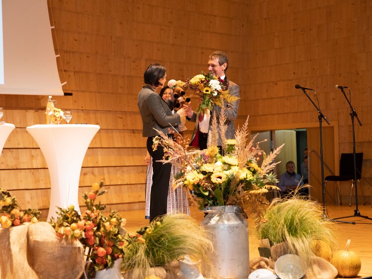 Bundesministerin Köstinger wird ein Blumenstrauß überreicht | © Nicolas Zangerle 