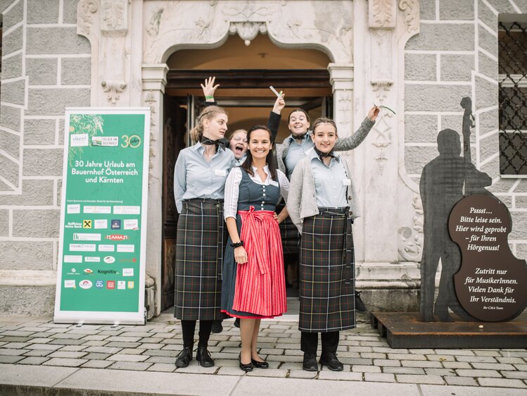 Das Service-Team der HBLA Pitzelstätten und Melanie Sass, die die Einhaltung der Covid-Massnahmen kontrollierte | © Nicolas Zanglere