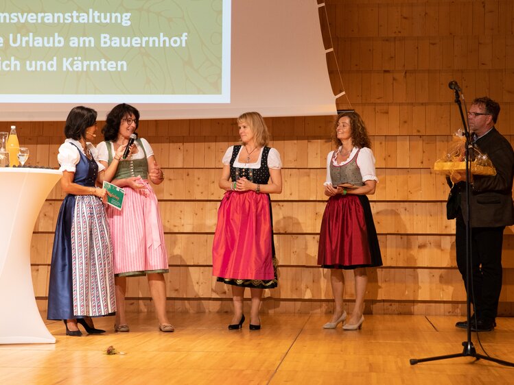 Obfrau Karin Schabus und Gerhild Hartweger mit GF Edith Sabath-Kerschbaumer | © Nicolas Zangerle