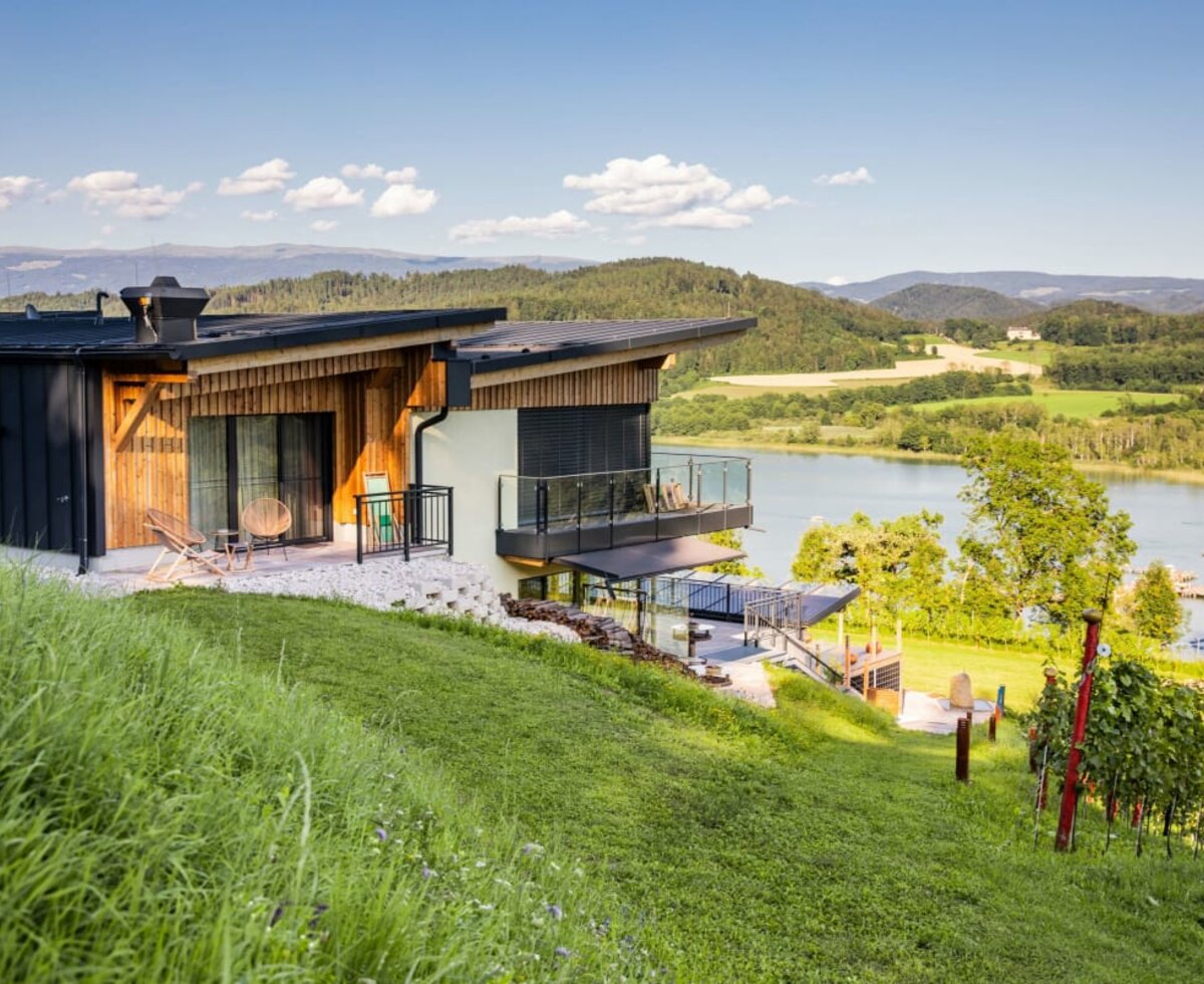 Längseeleitn mit Blick auf den Längsee | © Urlaub am Bauernhof Kärnten / Längseeleitn Längseeleitn mit Blick auf den Längsee im abendlichen Licht | © Urlaub am Bauernhof Kärnten / Längseeleitn
