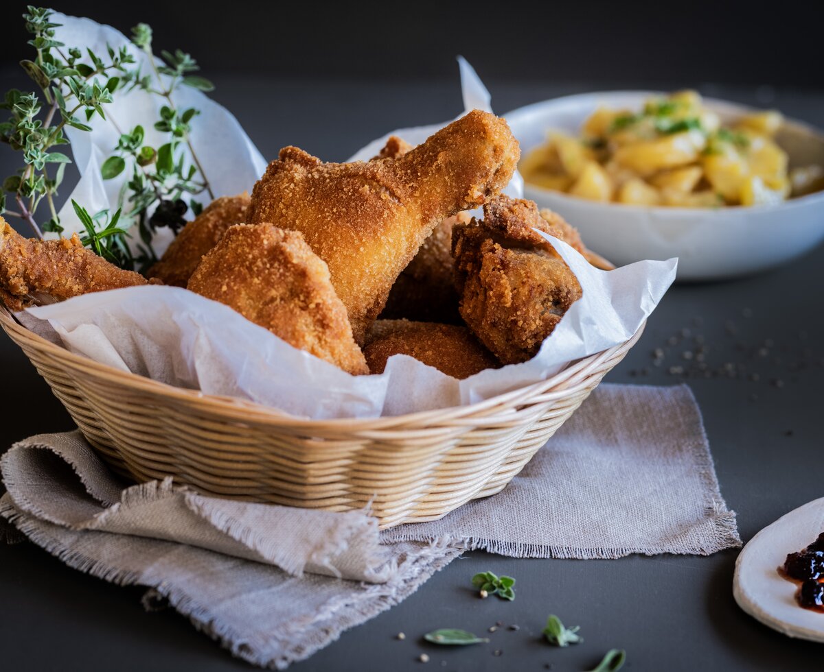 Backhendl | © Florentina Klampferer/ Urlaub am Bauernhof Kärnten Backhendl im Korb mit Beilagen am Arlitscherhof | © Florentina Klampferer/ Urlaub am Bauernhof Kärnten