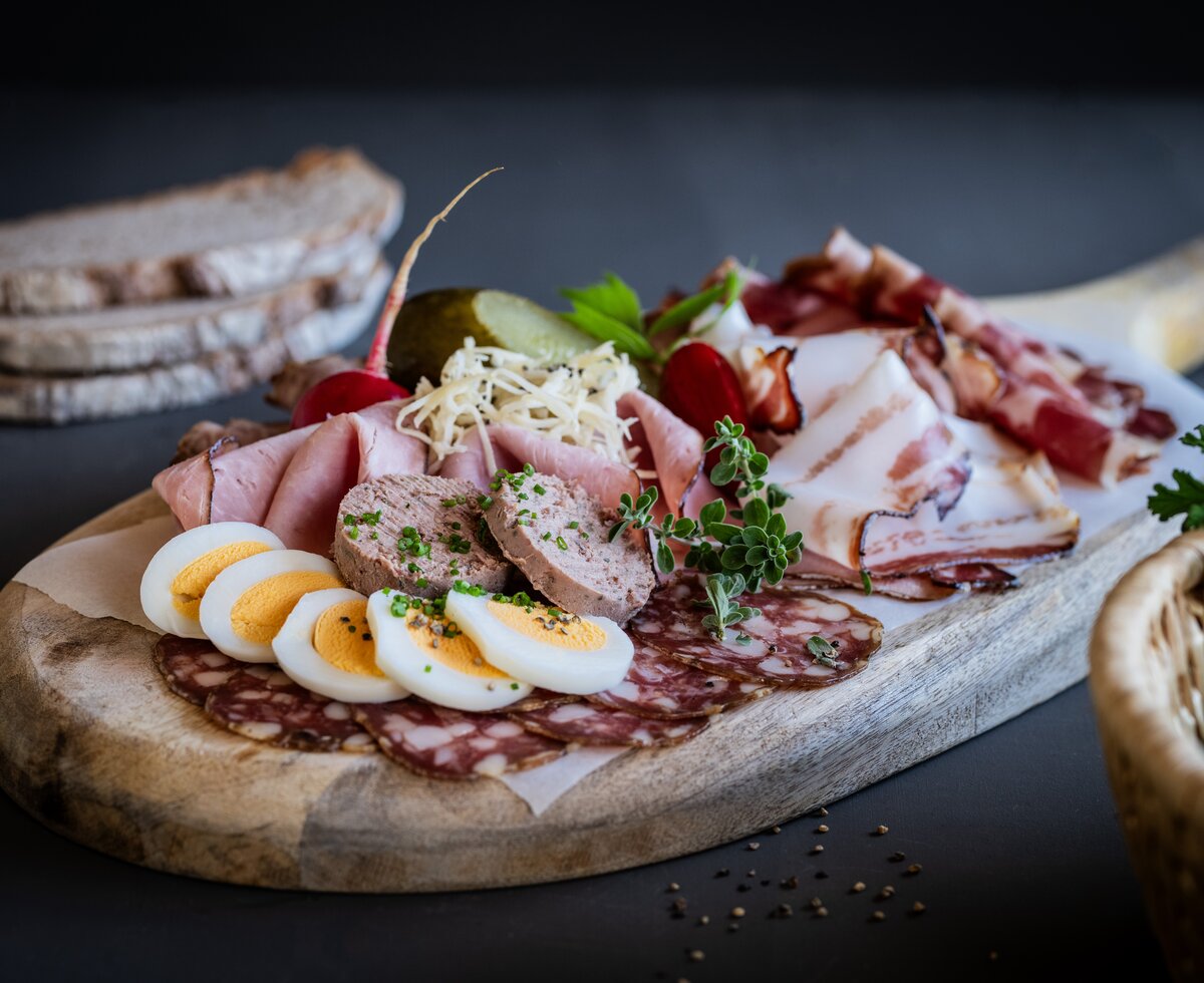 Brettljause | © Florentina Klampferer/ Urlaub am Bauernhof Kärnten Brettljause mit Salami, Schinken, Eiern, Leberwurst und Brot | © Florentina Klampferer/ Urlaub am Bauernhof Kärnten