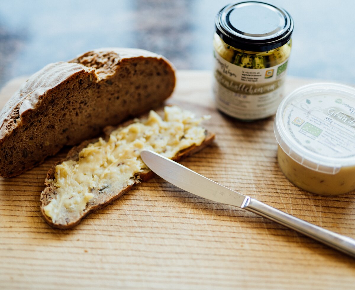 Brot mit Aufstrich | © Urlaub am Bauernhof Kärnten / Daniel Gollner Brot mit Aufstrich auf Brett | © Urlaub am Bauernhof Kärnten / Daniel Gollner