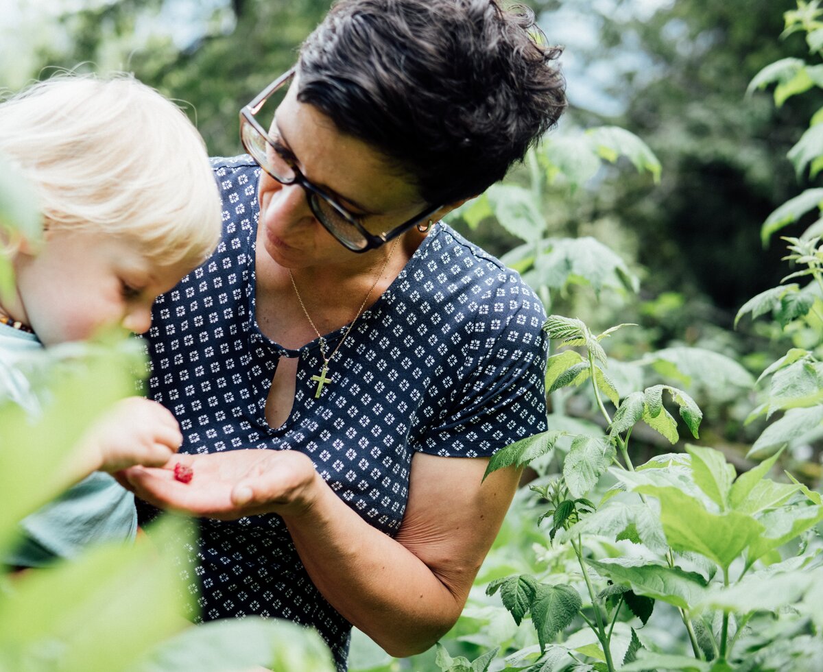 Frau und Kind im Garten | © Urlaub am Bauernhof Kärnten/ Daniel Gollner Frau und Kind im Garten beim Strauch | © Urlaub am Bauernhof Kärnten/ Daniel Gollner