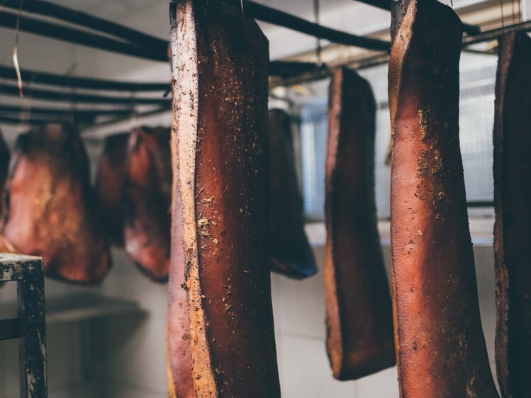 Fleisch im Verarbeitungsraum aufgehängt | © Urlaub am Bauernhof Kärnten / Daniel Gollner