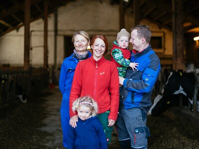 Familie Borchardt führt einen Mehrgenerationenhof | © Urlaub am Bauernhof Kärnten / Daniel Gollner Familie steht vor dem Stall | © Urlaub am Bauernhof Kärnten / Daniel Gollner
