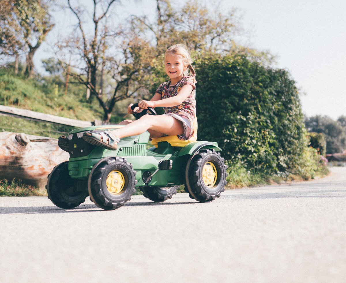 Kind auf Spielzeugtraktor | © Urlaub am Bauernhof Kärnten/ Daniel Gollner Kind sitzt auf Spielzeugtraktor | © Urlaub am Bauernhof Kärnten/ Daniel Gollner