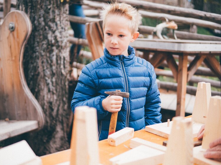 Bub mit Hammer in der Hand | © Urlaub am Bauernhof Kärnten/Daniel Gollner