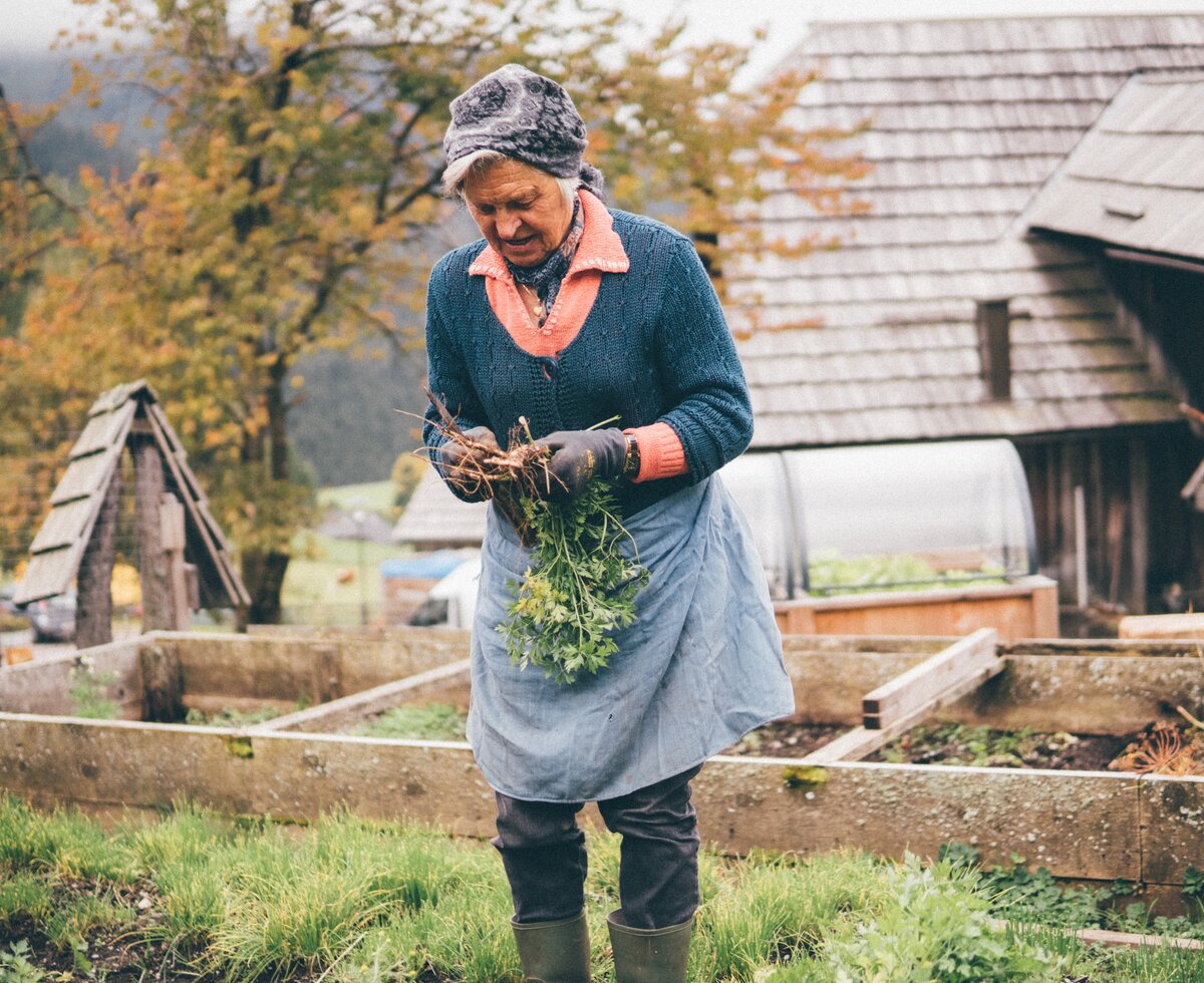 Frau im Garten | © Urlaub am Bauernhof Kärnten/Daniel Gollner Frau im Garten mit Karotten | © Urlaub am Bauernhof Kärnten/Daniel Gollner