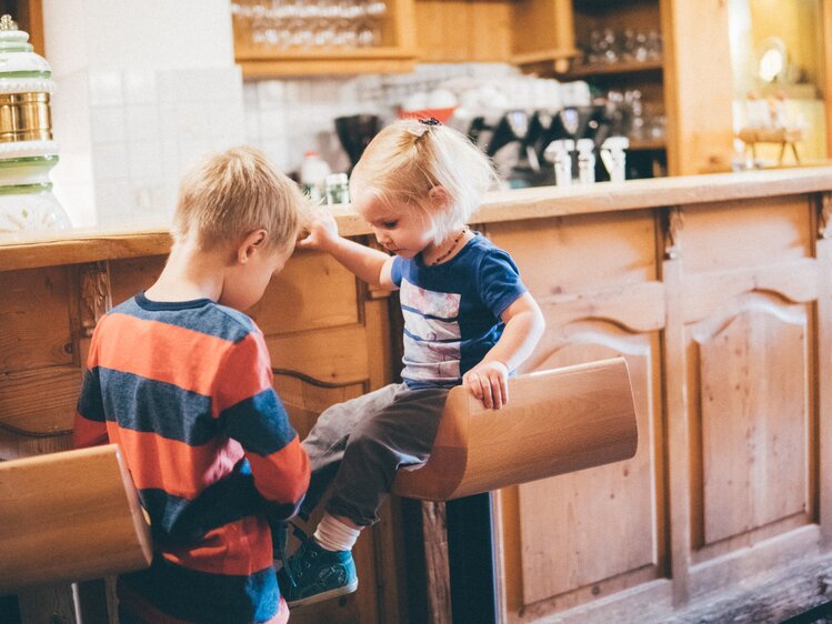 Kinder sitzen auf den Hockern | © Urlaub am Bauernhof Kärnten / Daniel Gollner