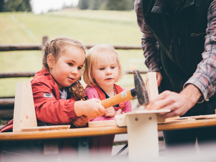 Kinder basteln mit Hammer | © Urlaub am Bauernhof Kärnten / Daniel Gollner