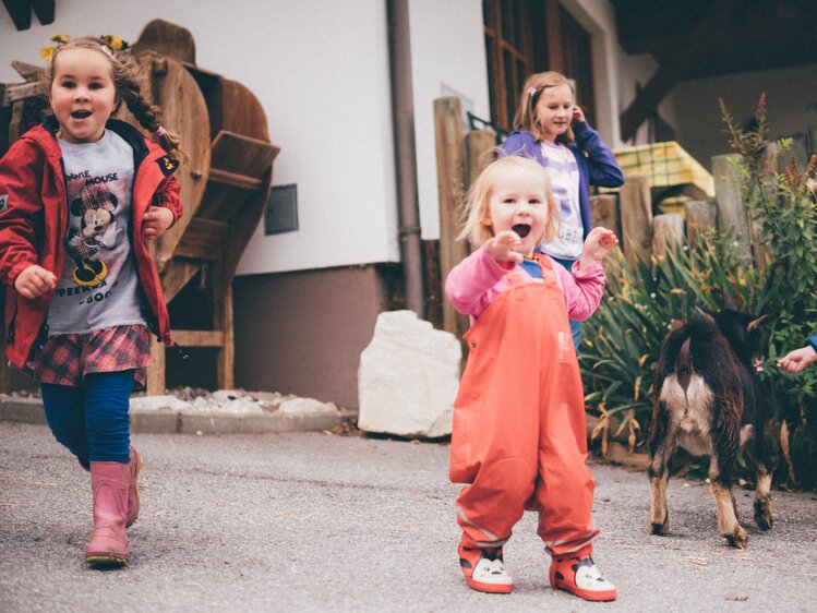 Kinder freuen sich und laufen am Weg | © Urlaub am Bauernhof Kärnten / Daniel Gollner