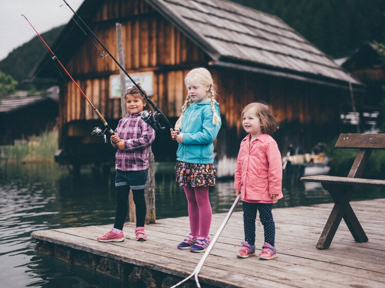 Kinder angeln am Steg | © Urlaub am Bauernhof Kärnten / Daniel Gollner