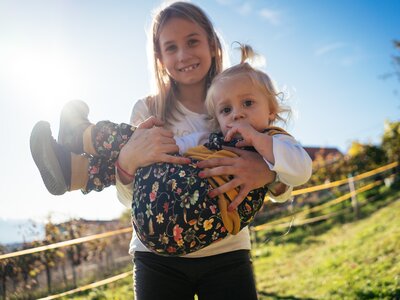 Mädchen wird vom Mädchen getragen | © Urlaub am Bauernhof Kärnten / Daniel Gollner