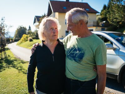Mann legt den Arm um die Frau | © Urlaub am Bauernhof Kärnten / Daniel Gollner