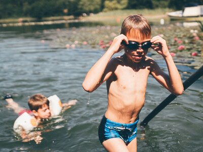 Bub steigt aus dem See | © Urlaub am Bauernhof Kärnten / Daniel Gollner