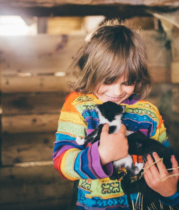 Mädchen mit der Katze im Arm | © Urlaub am Bauernhof Kärnten / Daniel Gollner