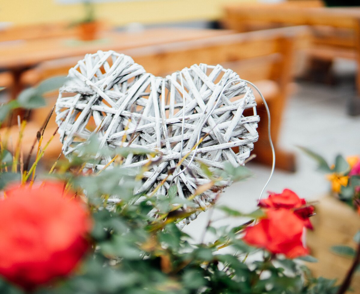 Herzdekoration in den Blumen | © Urlaub am Bauernhof Kärnten/ Daniel Gollner