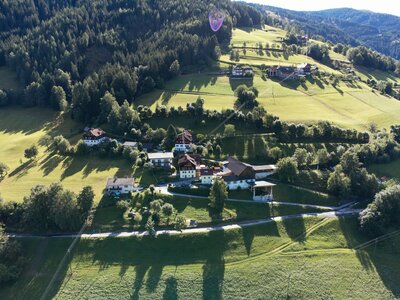 Bergbauernhof mit vielen Gebäuden | © Urlaub am Bauernhof Kärnten / Daniel Gollner Am Bergbauernhof ist es wunderbar ruhig und grün | © Urlaub am Bauernhof Kärnten / Daniel Gollner