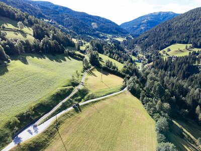 Wohnen, wo die Straße "aufhört" | © Urlaub am Bauernhof Kärnten / Daniel Gollner Zufahrt Sportbauernhof Striedinger | © Urlaub am Bauernhof Kärnten / Daniel Gollner