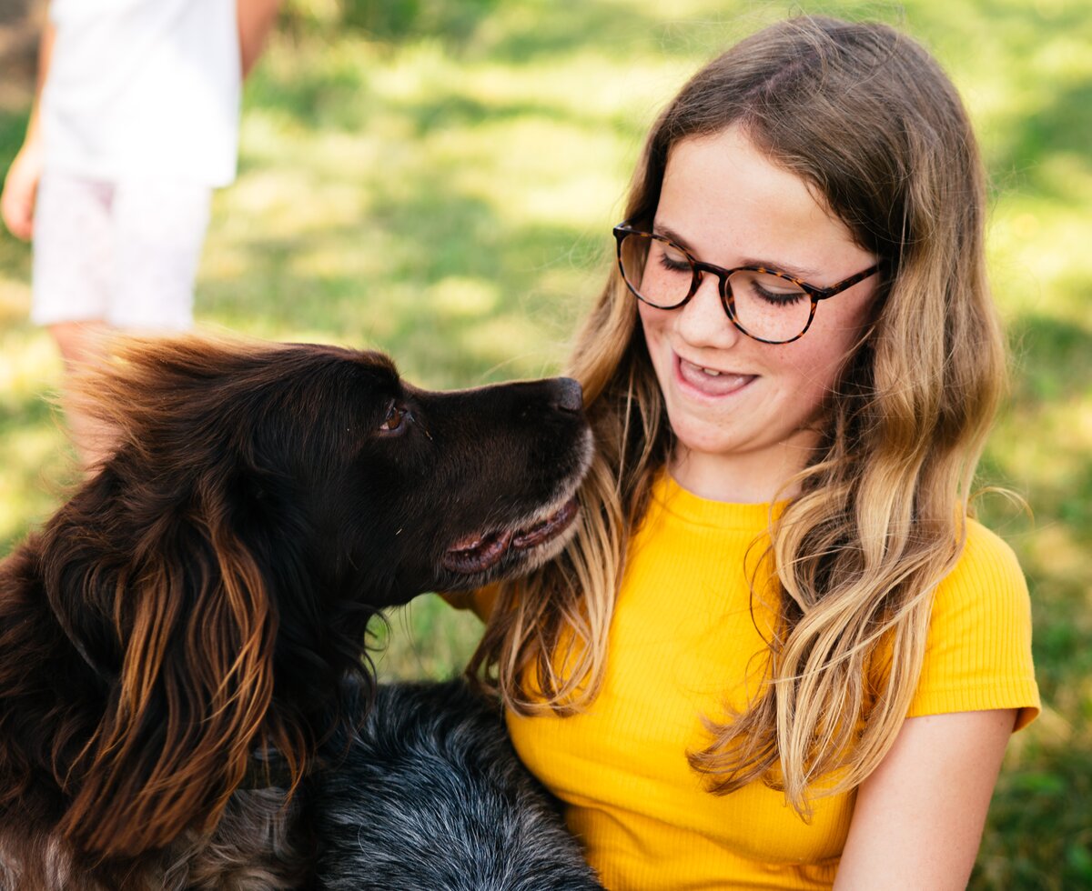 Mädchen und Hund | © Urlaub am Bauernhof Kärnten/ Daniel Gollner Mädchen legt den Arm um den Hund | © Urlaub am Bauernhof Kärnten/ Daniel Gollner